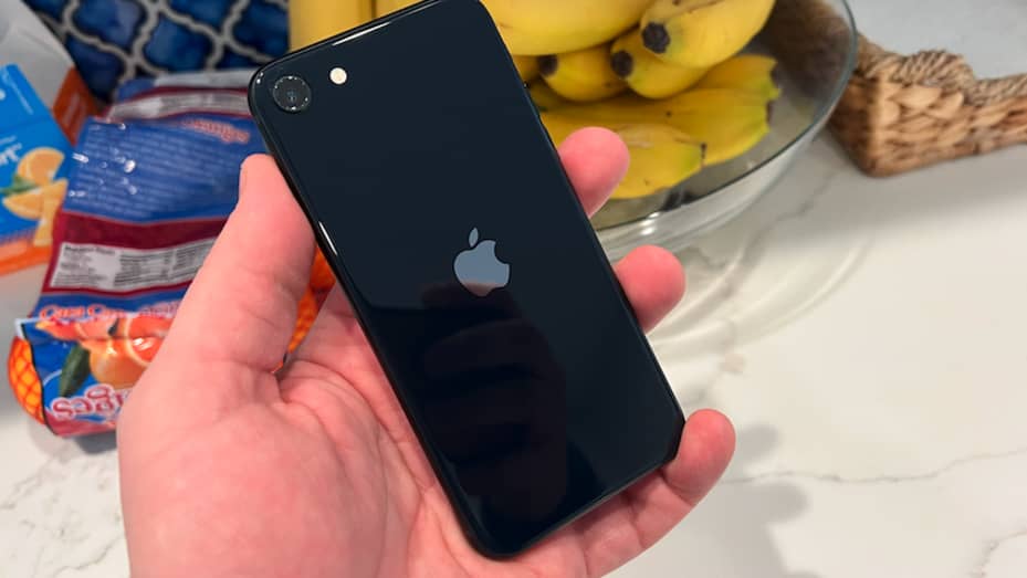 Đánh giá iPhone SE 2022 - Có vẻ như chiếc iPhone này đang rất được ưa chuộng. Bài đánh giá này sẽ giúp bạn tìm hiểu được những tính năng mới nhất mà Apple đưa vào sản phẩm của họ.