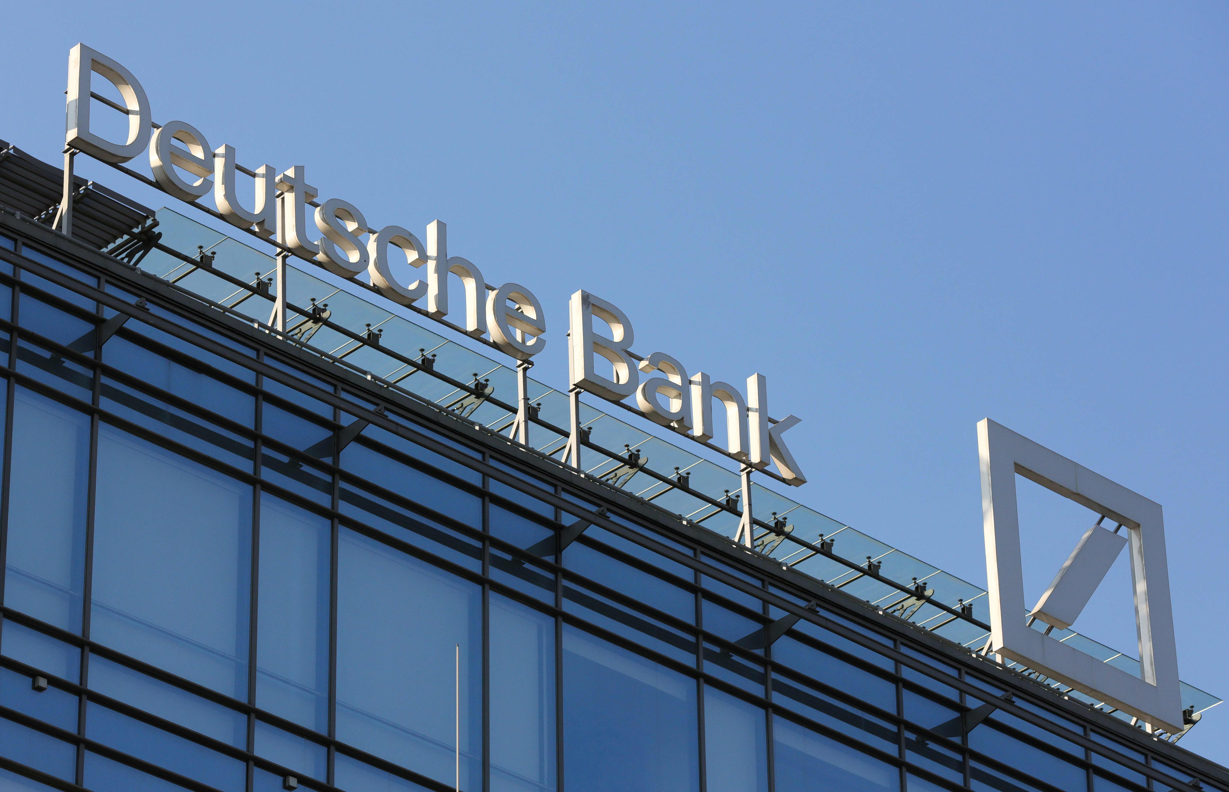 Die Deutsche Bank fiel um 9 % nach einem plötzlichen Anstieg der Versicherungskosten gegen Zahlungsausfall