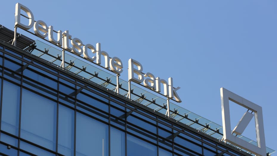 Un logotipo se encuentra en exhibición sobre la sede de Deutsche Bank AG en el Aurora Business Park en Moscú, Rusia, el martes 16 de abril de 2013. Los bancos de inversión rusos controlados por el gobierno del presidente Vladimir Putin están exprimiendo a las empresas extranjeras.