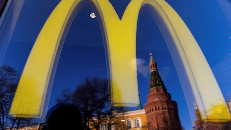 Un logotipo del restaurante McDonald's se ve en la ventana con un reflejo de la torre del Kremlin en el centro de Moscú, Rusia, el 9 de marzo de 2022.