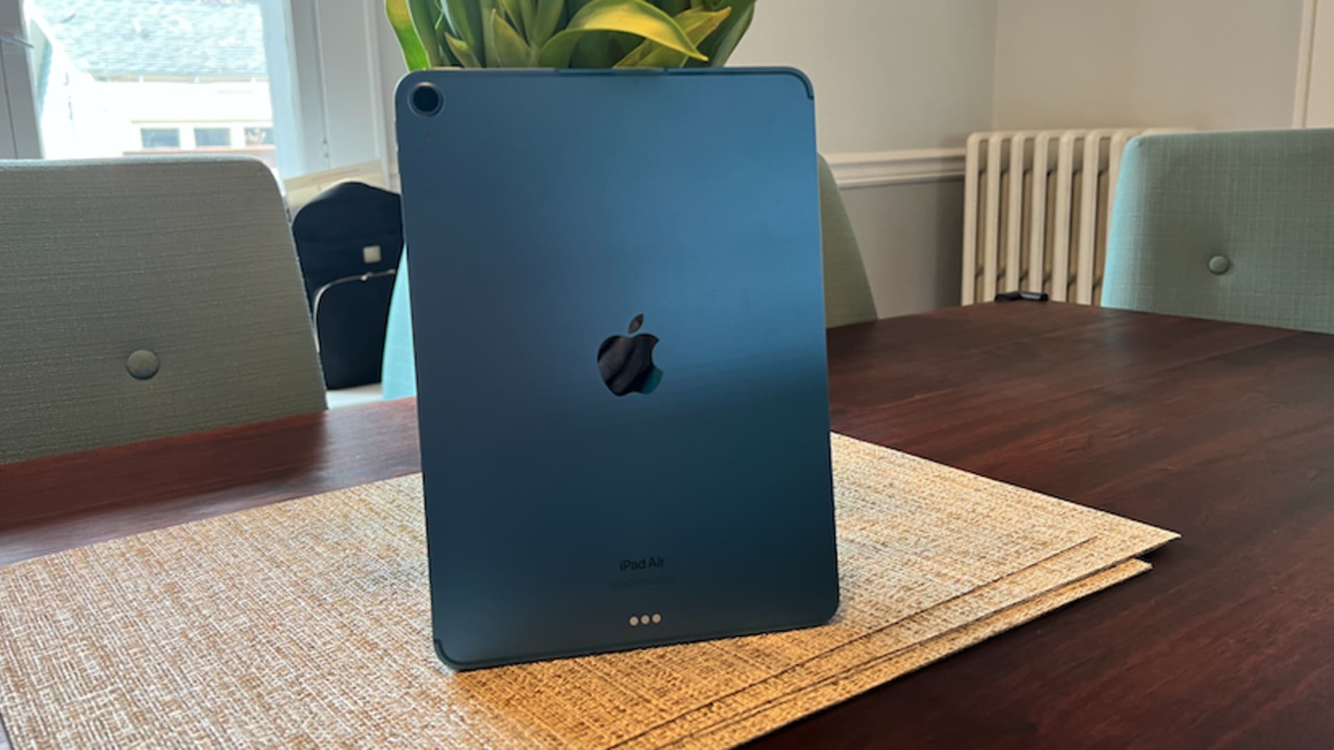 I dig the new blue color of the iPad Air 2022