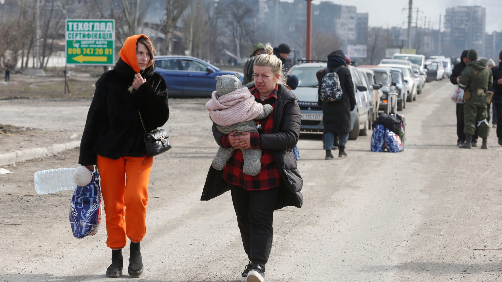Evacuees fleeing Ukraine-Russia conflict walk out of the besieged southern port city of Mariupol, Ukraine March 17, 2022.