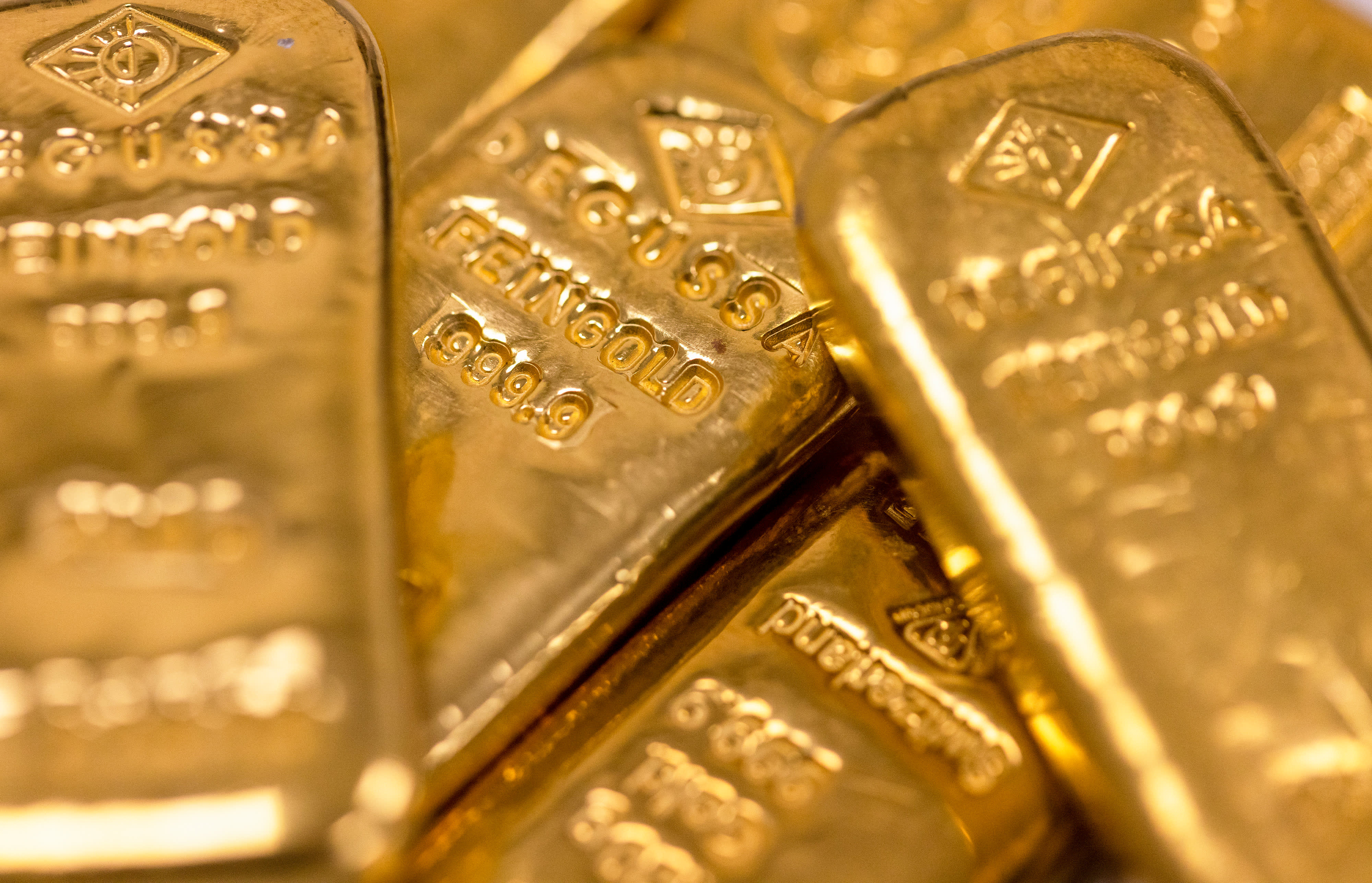 Gold rises as inflationary pressures mount, yields fall