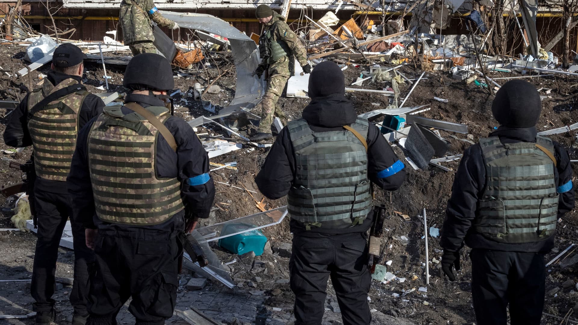 Putin’s Russia looks increasingly desperate as Ukraine war nears stalemate, analysts say