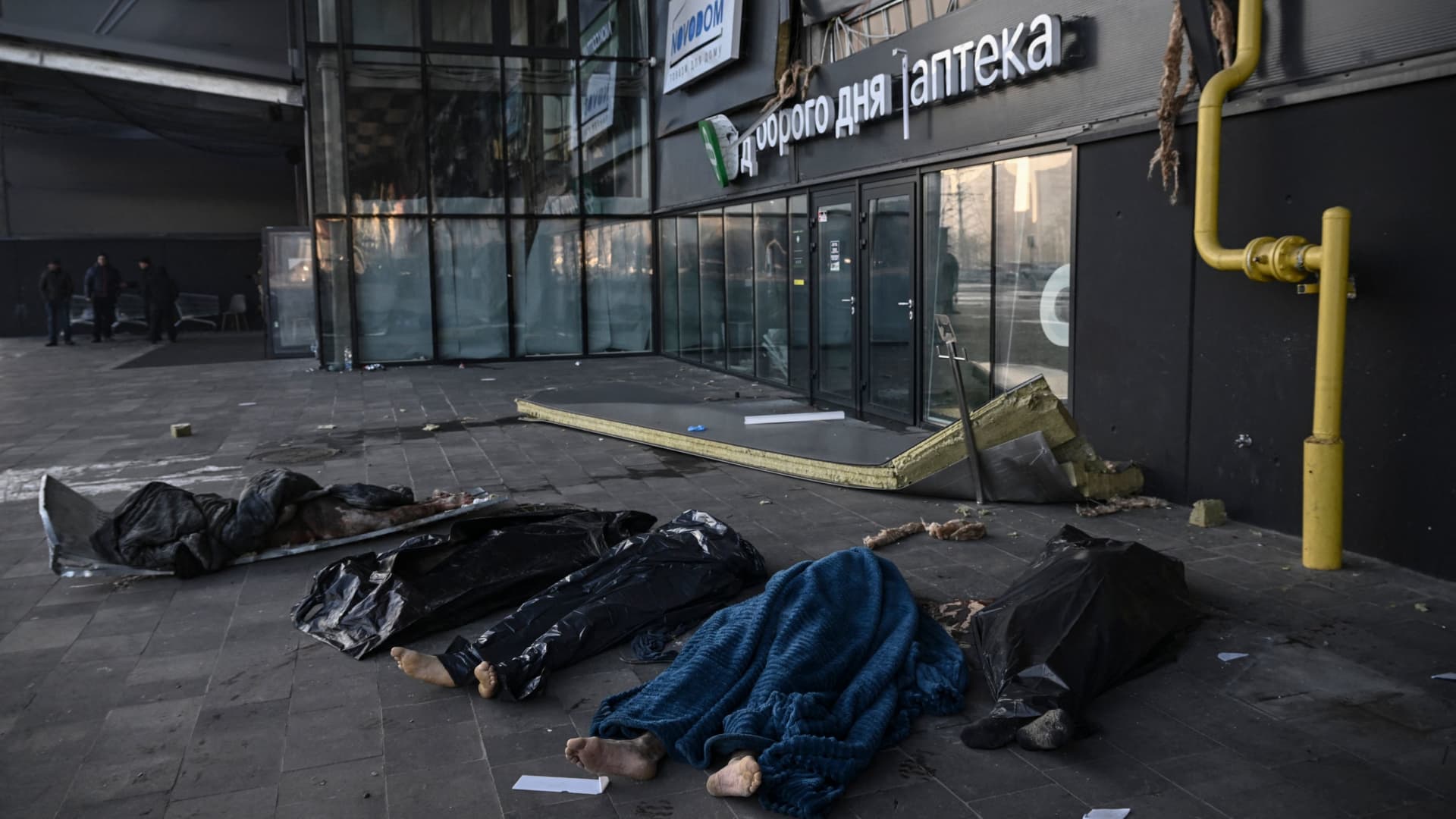 EDITORS NOTE: Graphic content / Bodies of Ukranian servicemen are covered with blankets and plastic bags outside the Retroville shopping mall following a Russian missile attack in Kyiv on March 21, 2022.
