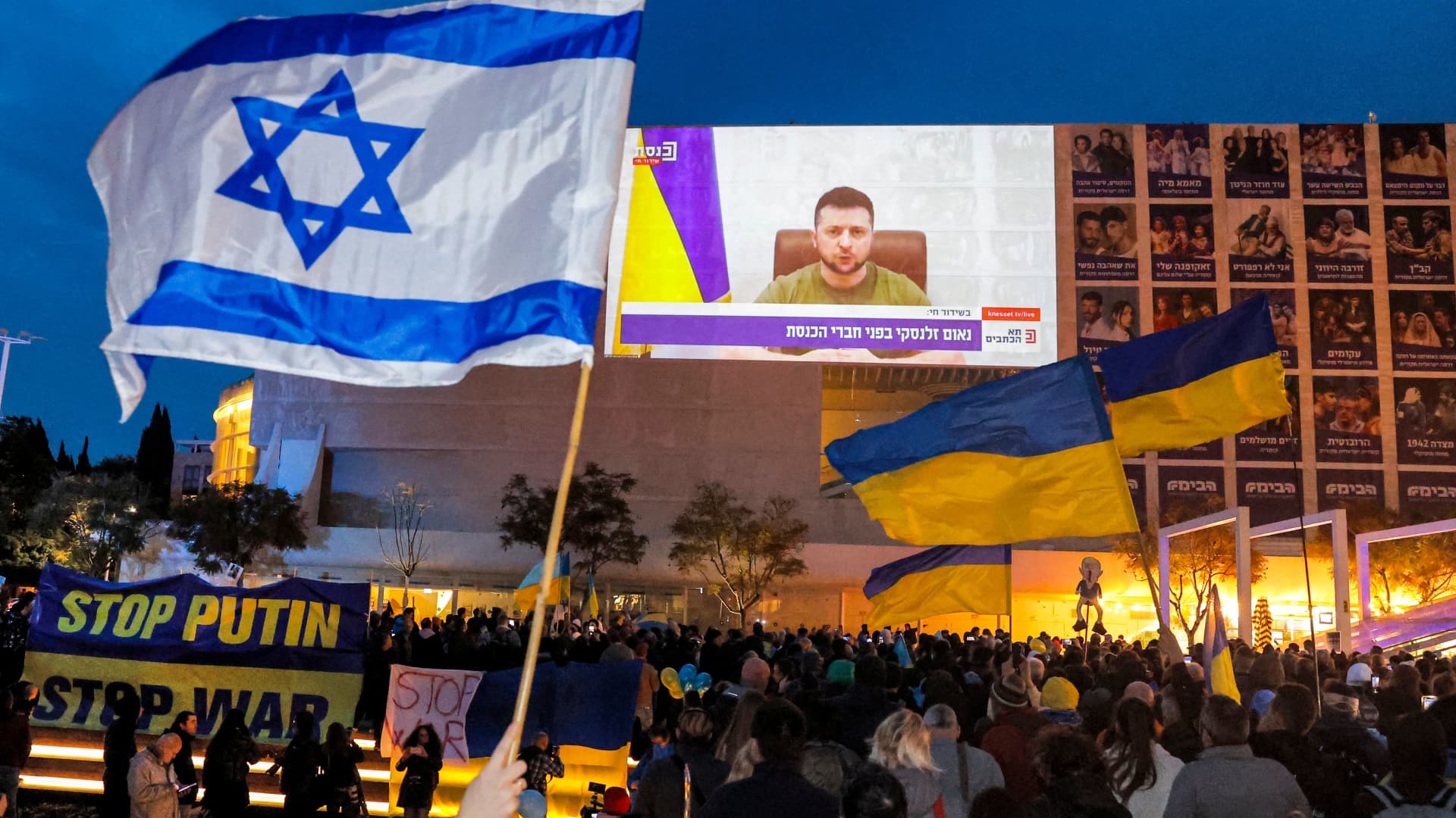 Demonstrators gather at Habima Square in the centre of Israel's Mediterranean coastal city of Tel Aviv on March 20, 2022 to attend a televised video address by Ukraine's President Volodymyr Zelensky.