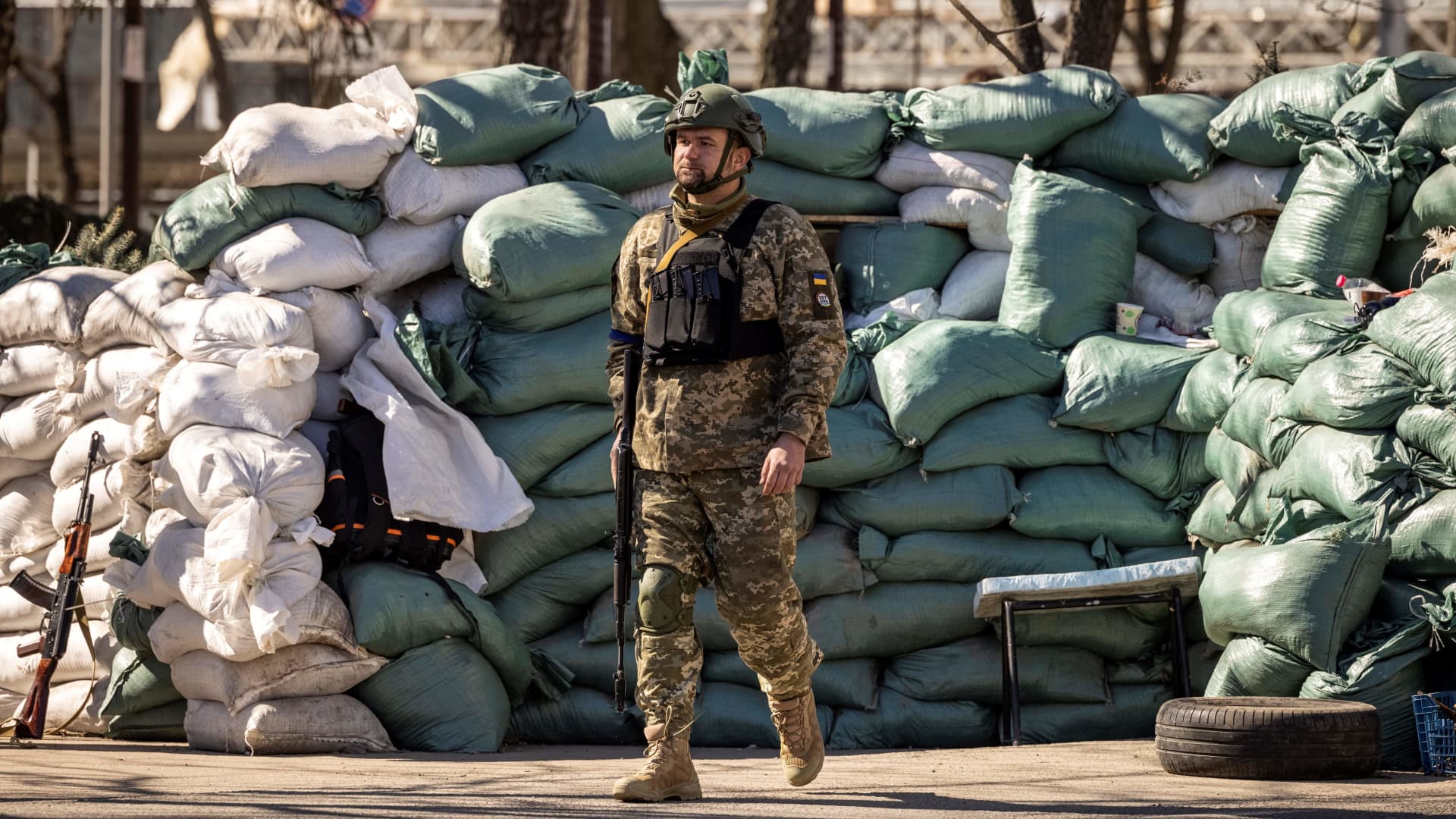 A Ukrainian serviceman mans a military check point in Kyiv on March 21, 2022 before the start of a 35-hour curfew at 8:00pm.