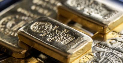 Gold shatters record highs, notches third straight weekly gain on buying momentum