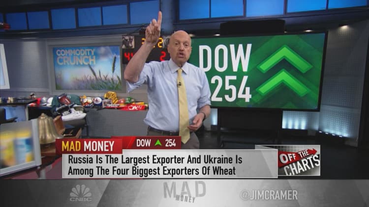 Charts suggest corn and wheat futures could continue to rise due to Russia-Ukraine war, Cramer says