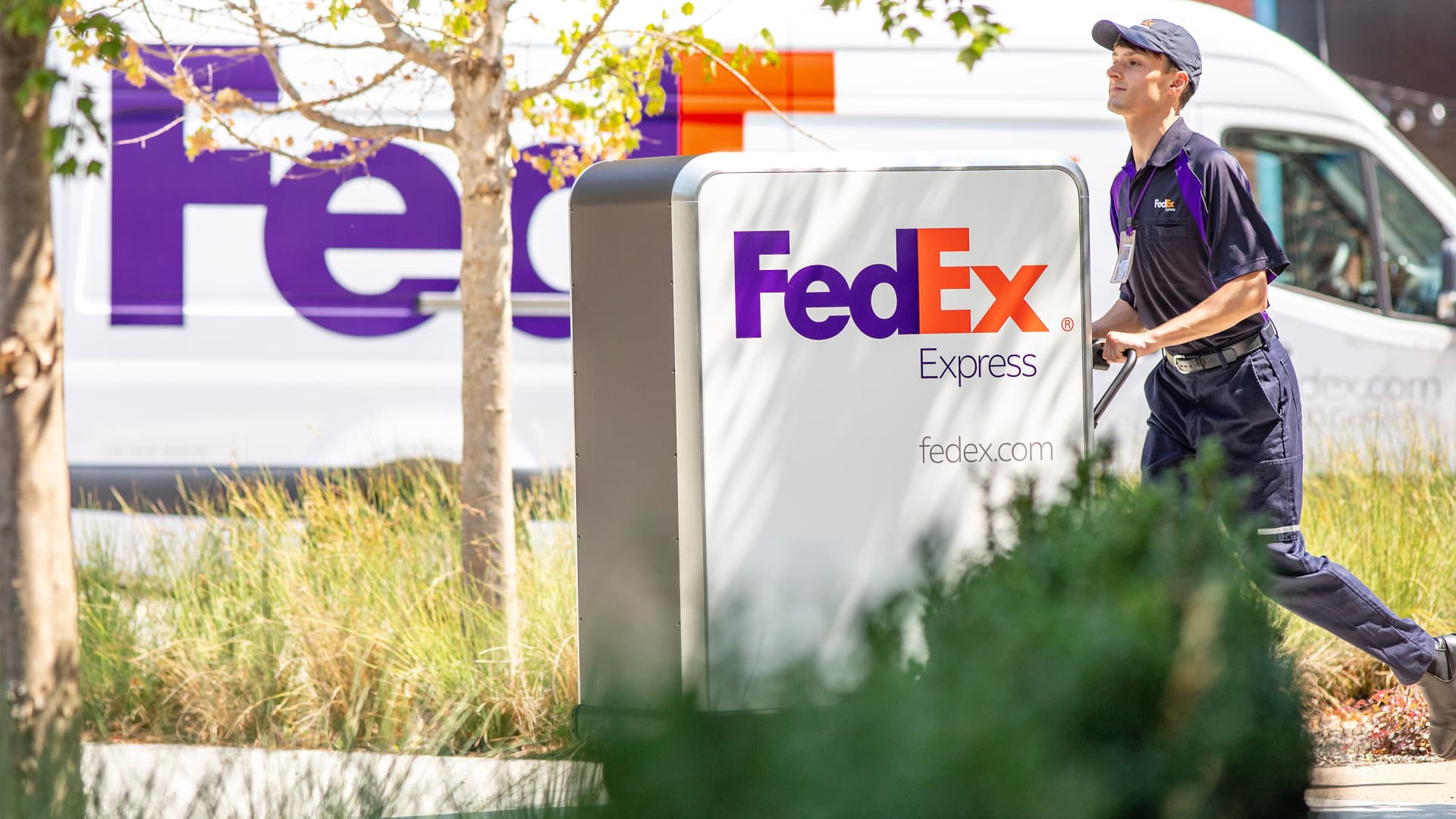 FedEx tests electric carts for last-mile delivery in U.S. and Canadian cities
