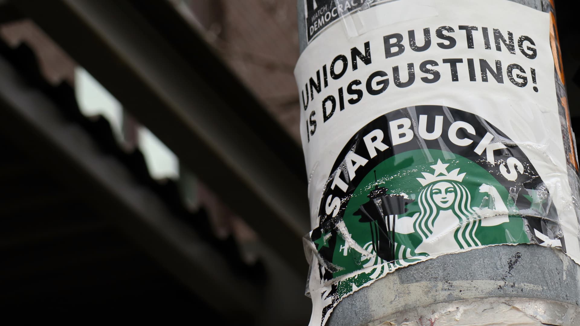 Union claims that Starbucks illegally closes the cafe in retaliation, Bloomberg reports