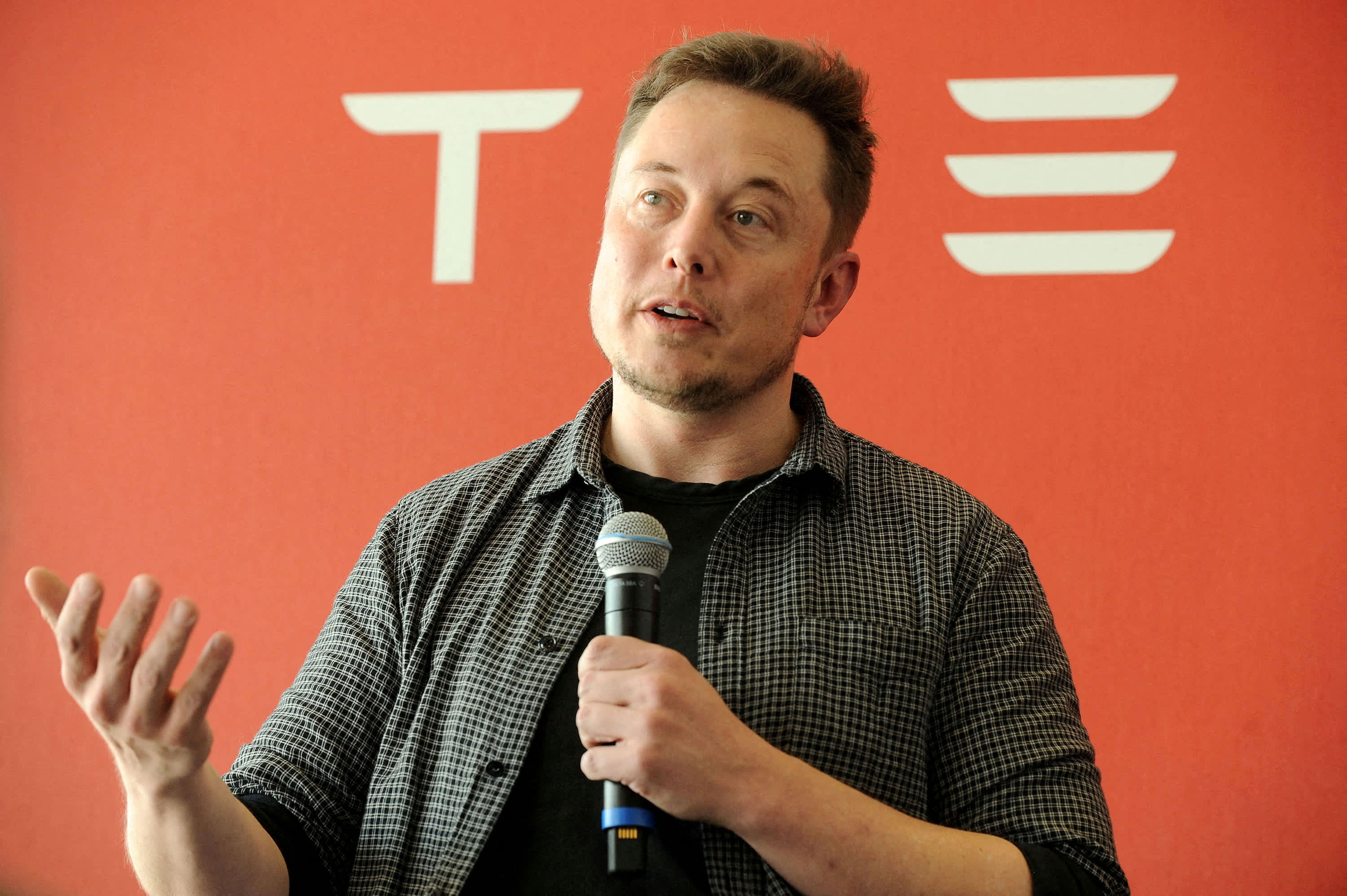 Wedbush removes Tesla from its top stocks list, says Twitter deal an 'albatross'