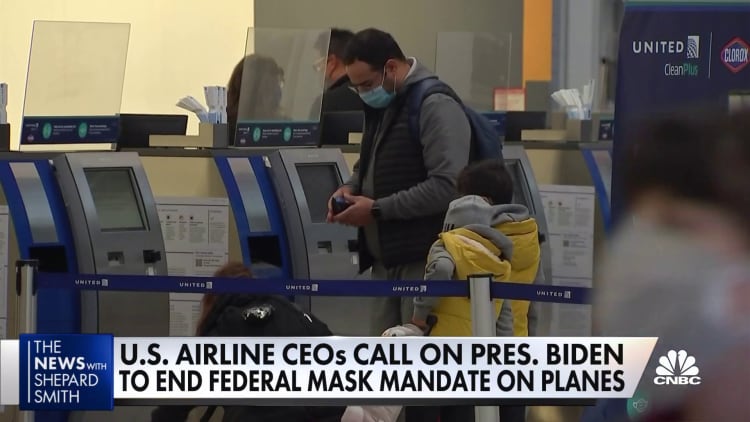 U.S. airline CEOs call on Biden to end federal mask mandate on planes