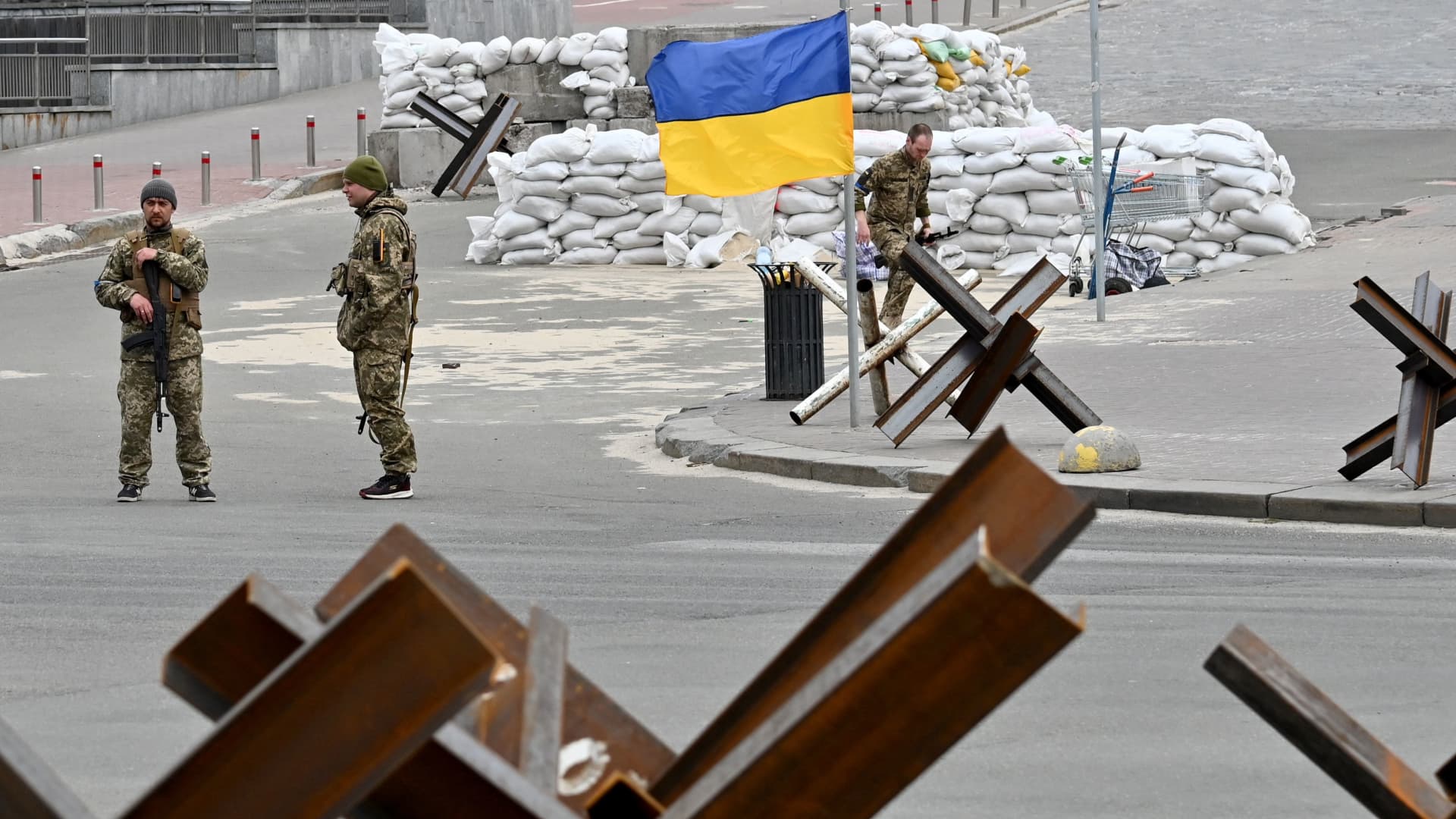 Ukrainian soldiers stand guard at Independence Square in Kyiv on March 26, 2022.