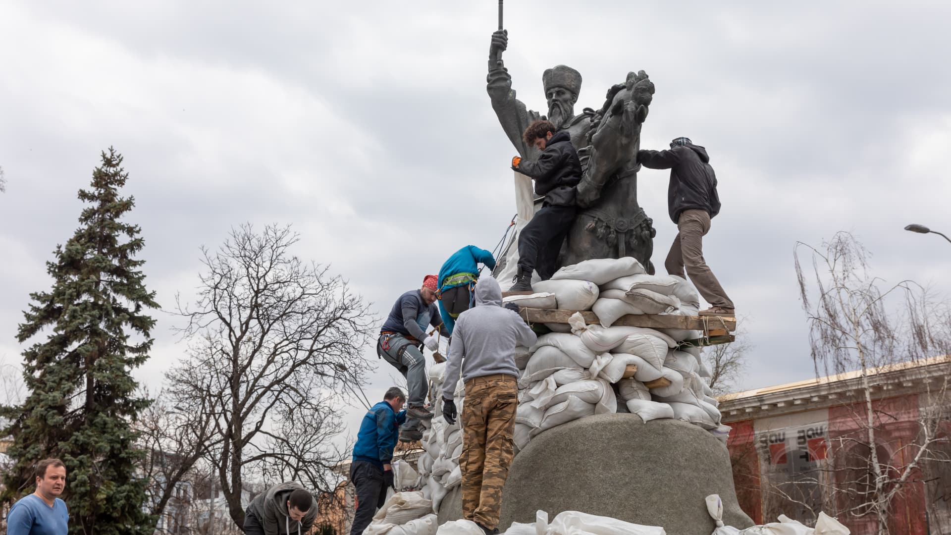 A group of young people cover the monument of Hetman Sahaidachny with sandbags in fear of a possible bombardment as Russian forces continue their full-scale invasion of Ukraine. Russia invaded Ukraine on 24 February 2022, triggering the largest military attack in Europe since World War II.