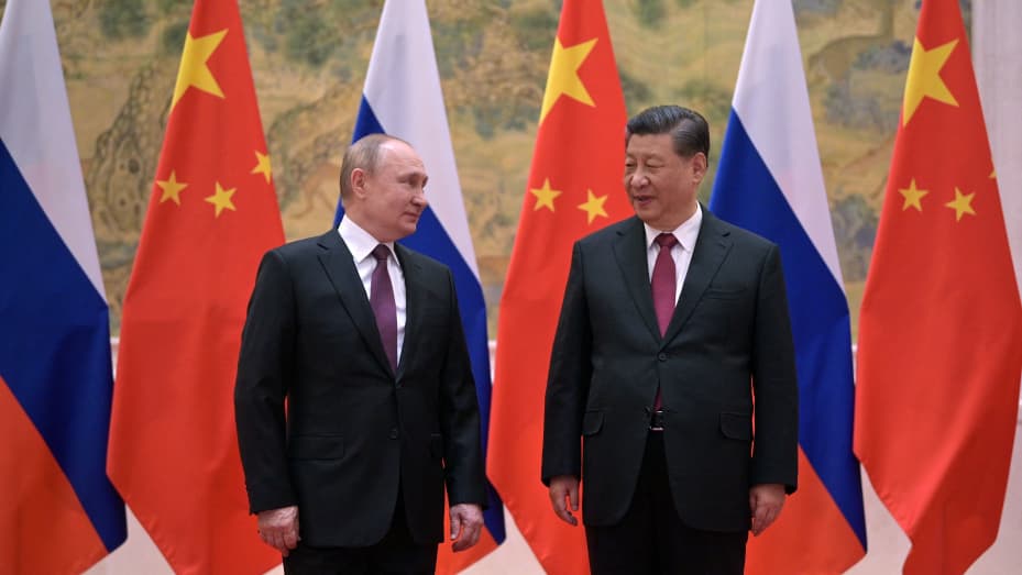 El presidente ruso Vladimir Putin (L) y el presidente chino Xi Jinping.