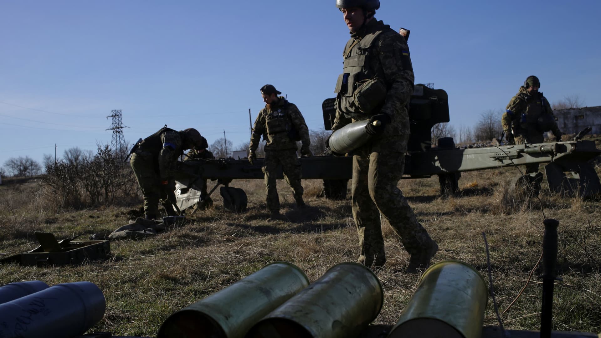 Members of the Ukrainian Volunteer Corps prepare howitzer, as Russia's attack on Ukraine continues, at a position in Zaporizhzhia region, Ukraine March 28, 2022. Picture taken March 28, 2022. 