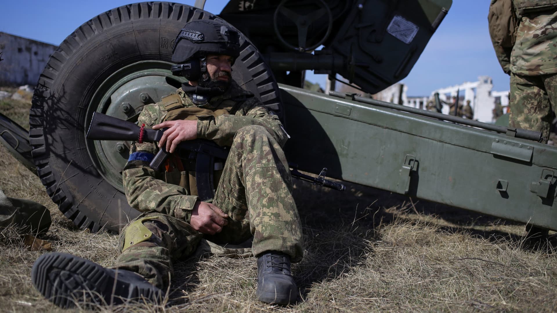 A member of the Ukrainian Volunteer Corps rests next to a howitzer, as Russia's attack on Ukraine continues, at a position in Zaporizhzhia region, Ukraine March 28, 2022. Picture taken March 28, 2022. 