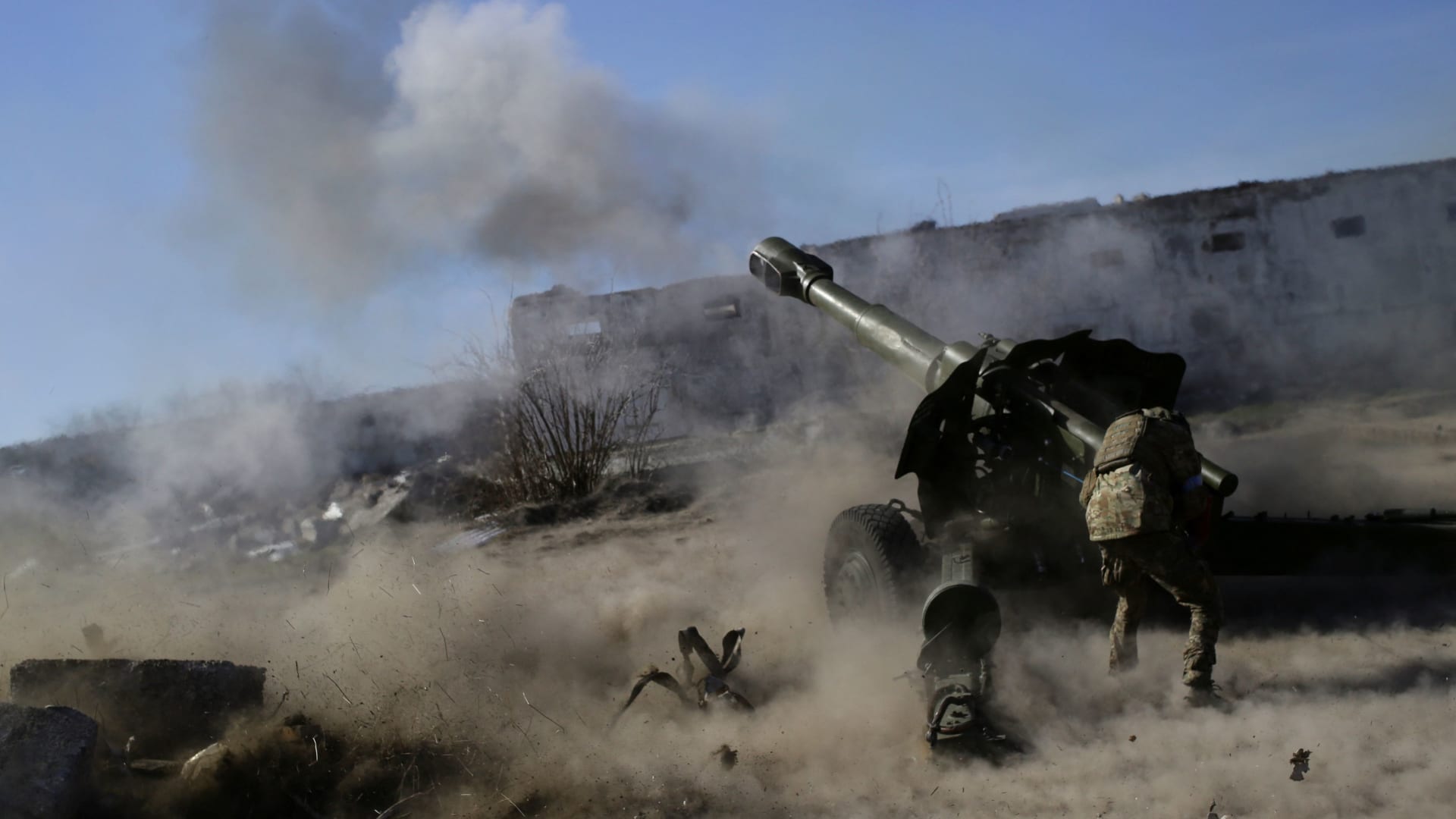 A member of the Ukrainian Volunteer Corps fires with a howitzer, as Russia's attack on Ukraine continues, at a position in Zaporizhzhia region, Ukraine March 28, 2022. Picture taken March 28, 2022. REUTERS/Stanislav Yurchenko