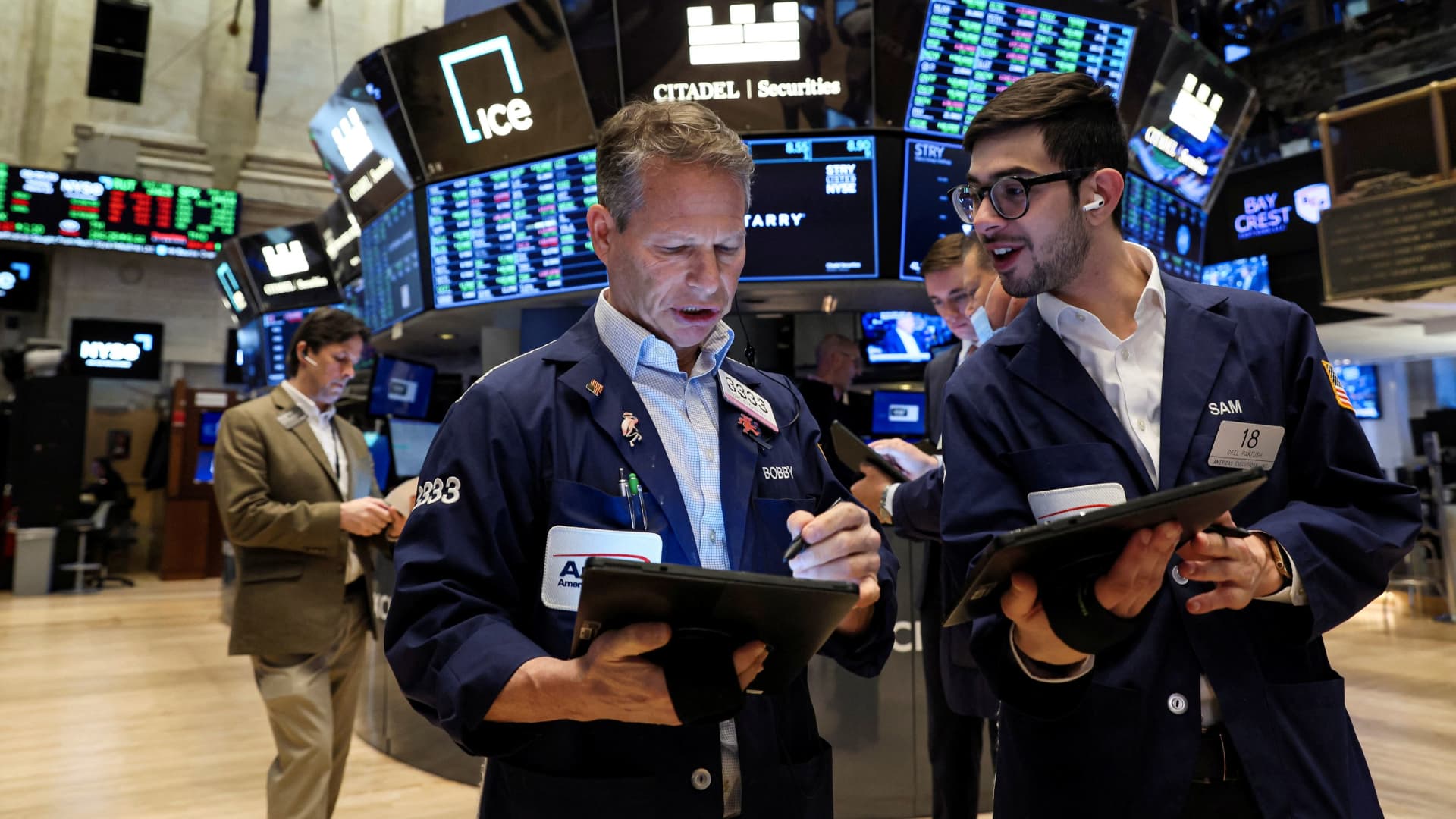 Stock futures bounce as investors assess start of new quarter, bond market recession indicator