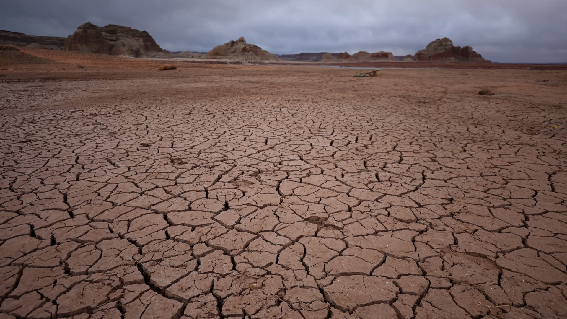Атмосферная засуха. Засуха / Dry / siccita (2022). Потрескавшаяся пустыня. Пустыня засуха. Потресканная земля.