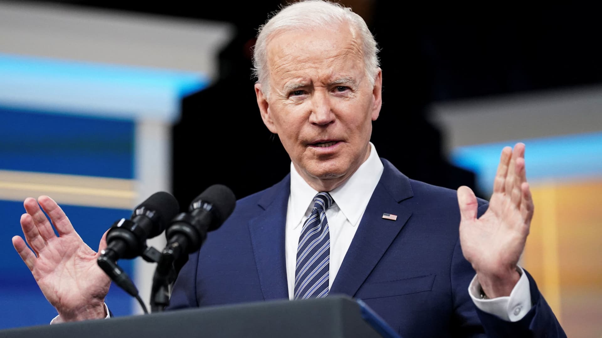 Biden announces standards for charging stations for electric vehicles