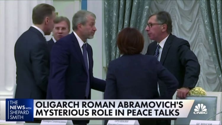 Russian oligarch Roman Abramovich tries to broker peace deal with Ukraine