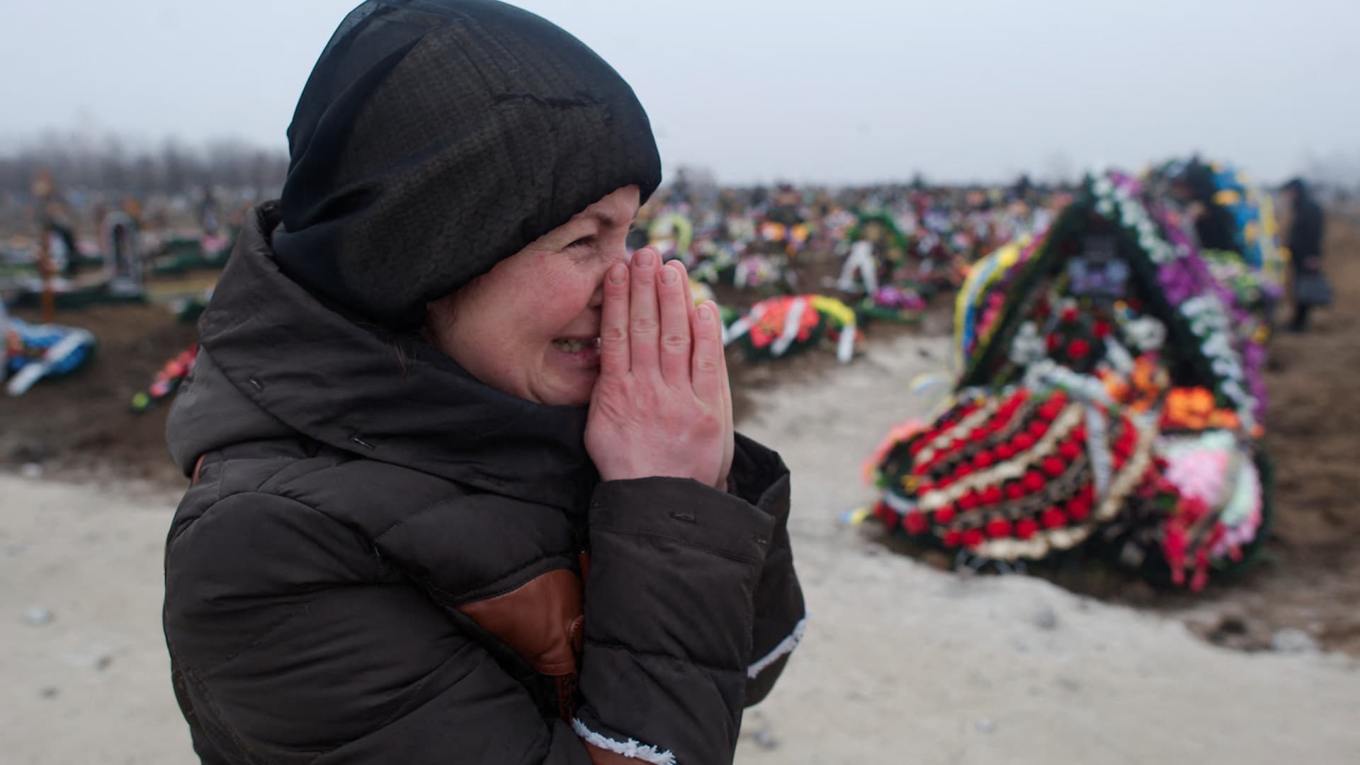 FILE PHOTO: A relative of a victim of recent shelling reacts at a cemetery in Mariupol, a city along the coast of the Sea of Azov, Ukraine January 27, 2015. Germany's foreign minister hinted at further sanctions on Russia on Monday, saying the European Union would have to react if pro-Russian separatists launched a broad offensive on the east Ukrainian port city of Mariupol. 