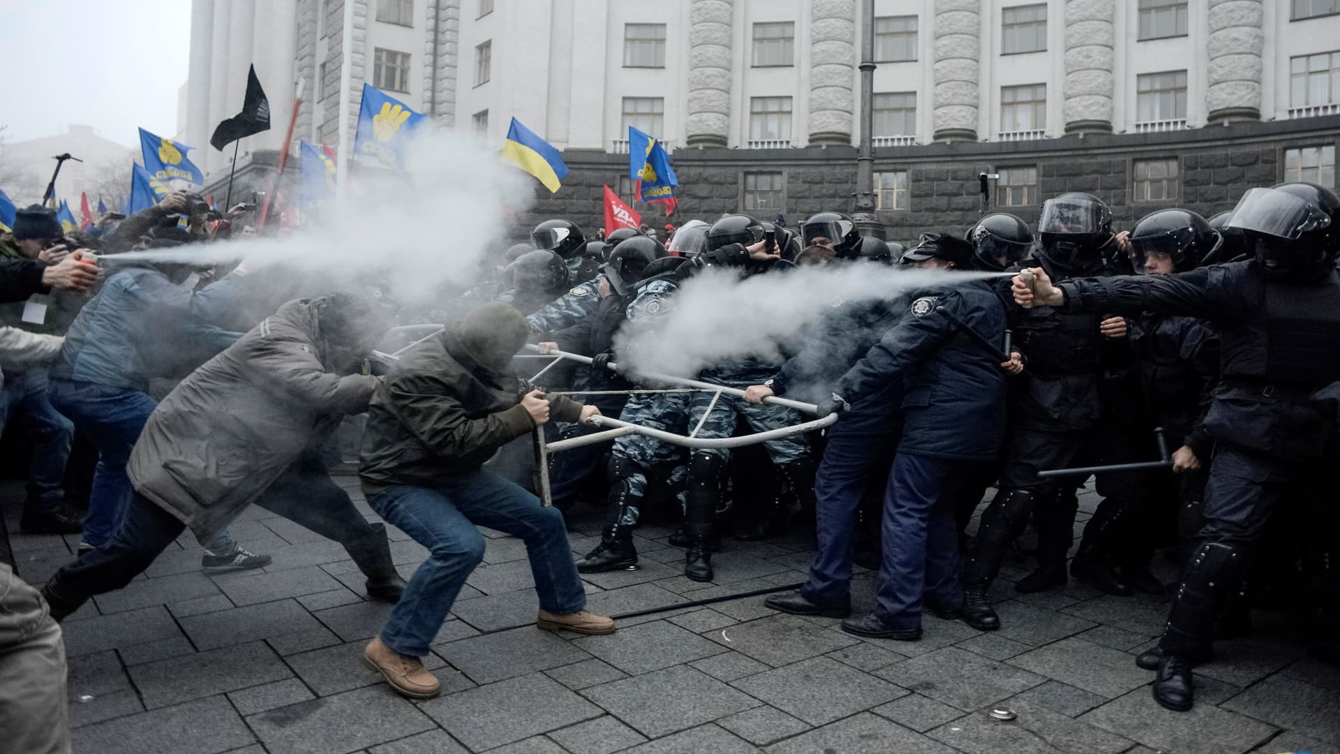 FILE PHOTO: Protesters clash with riot police during a rally to support EU integration in central Kyiv, Ukraine, November 24, 2013. Tens of thousands of supporters of Ukraine's European integration flooded central Kiev on Sunday to protest against the government's decision to drop plans to sign a landmark deal with the European Union in Vilnius on November 29 and to revive talks on ties with Russia. 