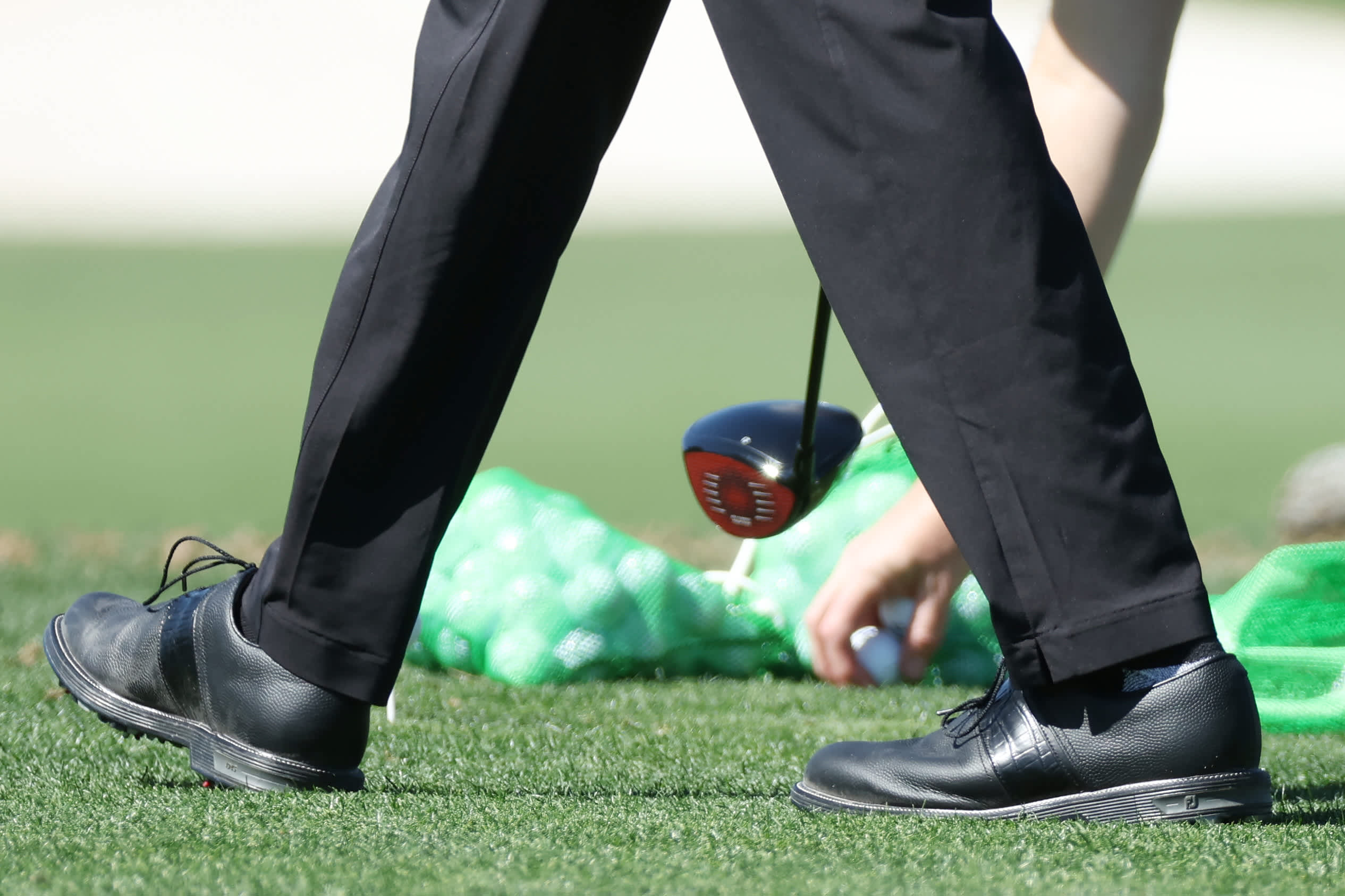 Velsigne kampagne melodramatiske Tiger Woods turns up at Augusta National in FootJoy golf shoes, not Nike