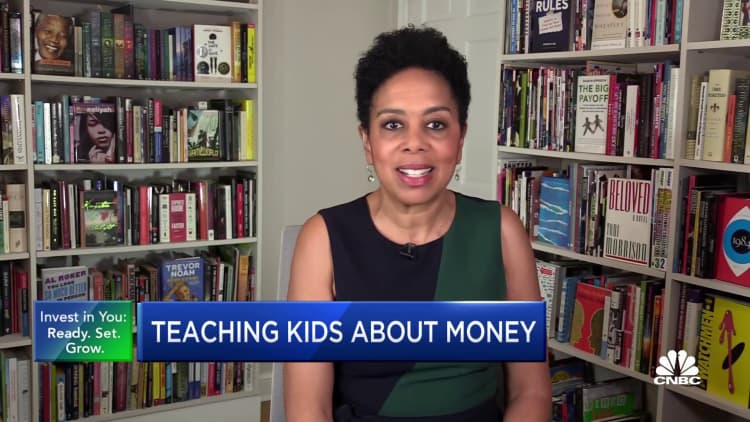 Muchos estudiantes no aprenden finanzas personales de sus padres: encuesta de CNBC