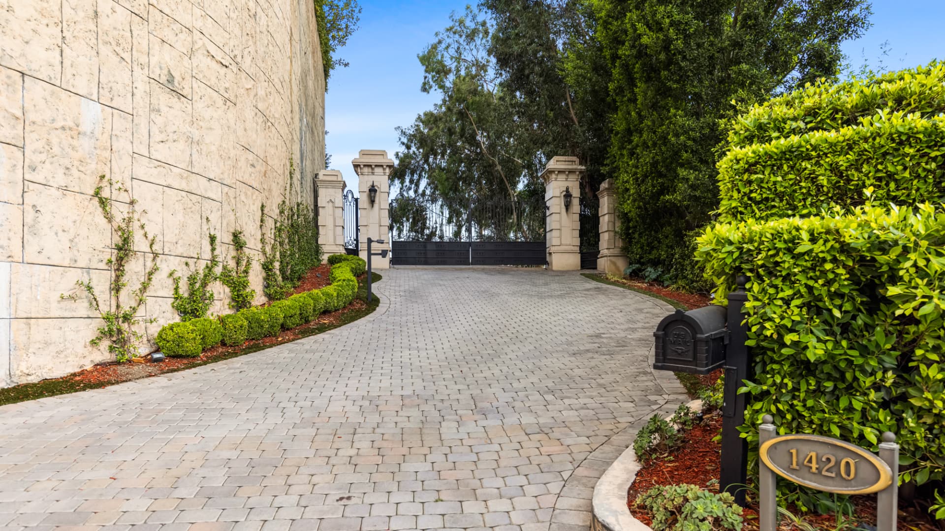 Private drive leading to the main residence at 1420 Davies Dr in Beverly Hills.