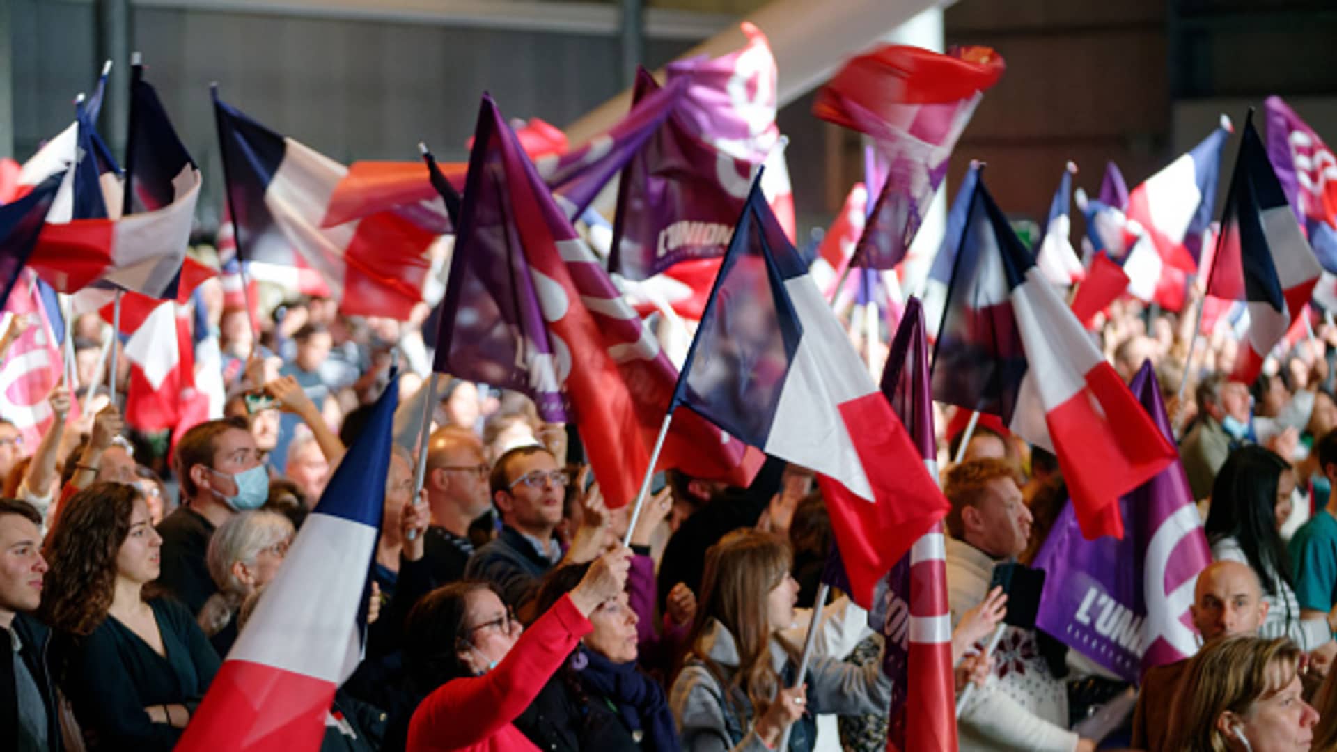 Eleitores vão às urnas, Macron contra Le Pen na corrida presidencial