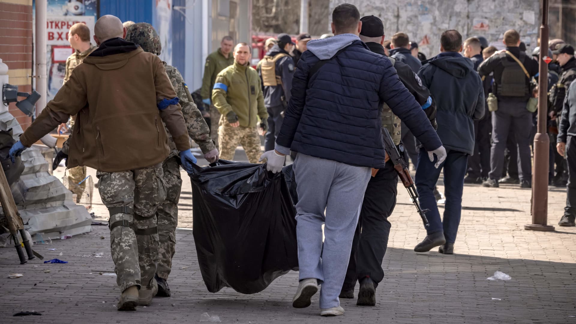 EDITORS NOTE: Graphic content / Ukrainian soldiers clear out bodies after a rocket attack killed at least 35 people on April 8, 2022 at a train station in Kramatorsk, eastern Ukraine, that was being used for civilian evacuations.