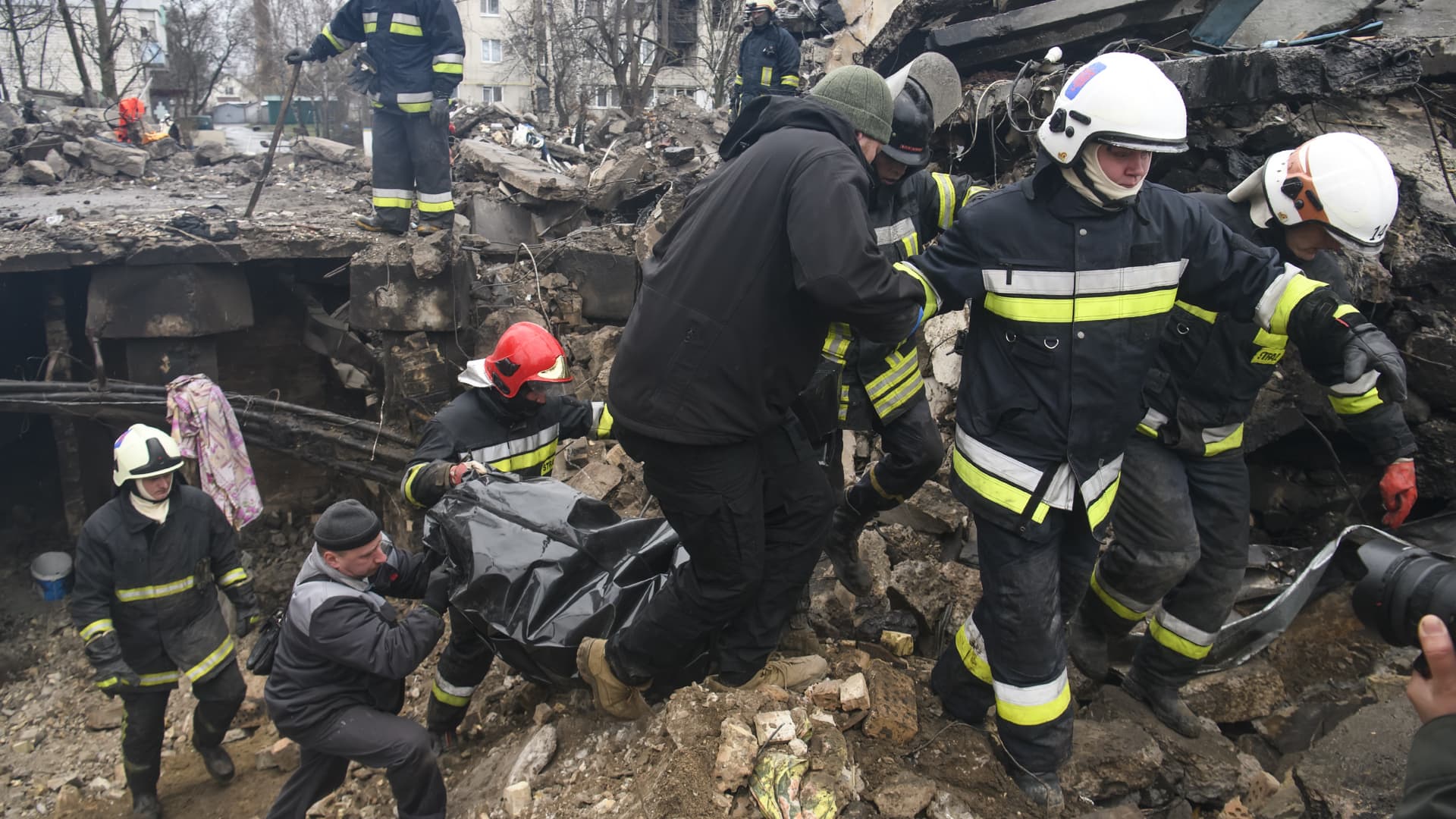 Ukrainian Rescuers remove the body of a resident of apartments blocks destroyed by russian army in Borodyanka city near Kyiv, Ukraine, 09 April 2022.