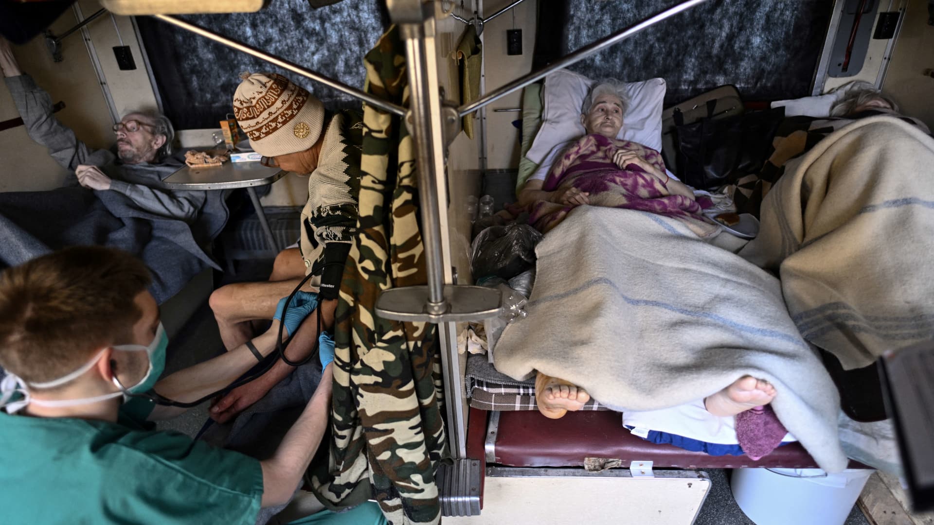 Doctors Without Borders (MSF), in cooperation with the Ukrainian railways and the Ministry of Health, has just completed a new medical train referral of 48 patients, coming from hospitals close to the frontline in the war-affected east of the country.