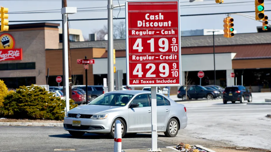 Weekend motorists' gas prices continue to rise.