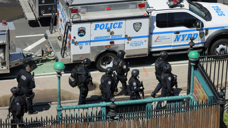 Unknown gunman shoots 10 in Brooklyn subway station