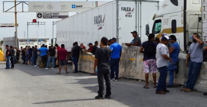 Texas keeping most truck inspections despite border gridlock