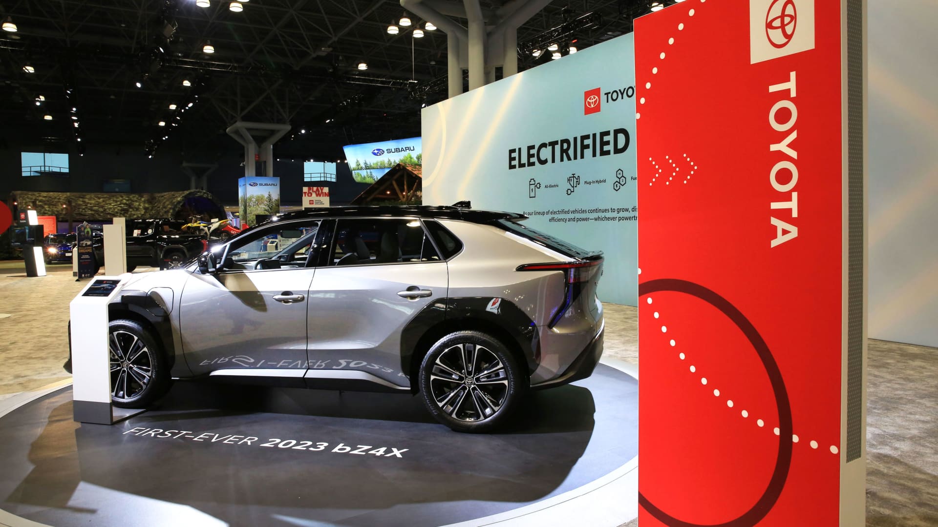 CEO da Toyota dobra estratégia de carros elétricos em meio a críticas por não se mover rápido o suficiente