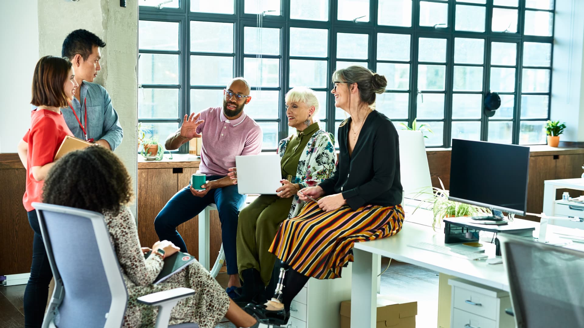 6 tips for creating strong work connections in a hybrid office, according to an expert