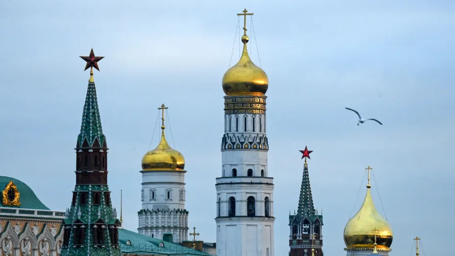 Las torres del Kremlin y la Catedral de Iván el Grande en Moscú.