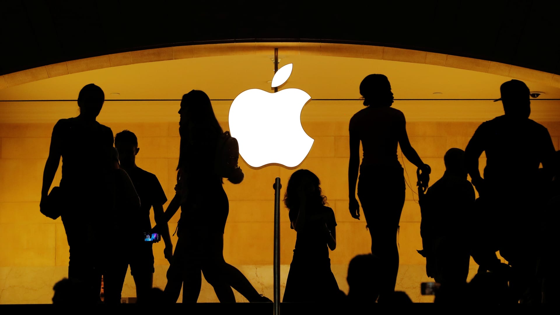 Apple’s near-term future looks murky as consumer spending slows, Bernstein says