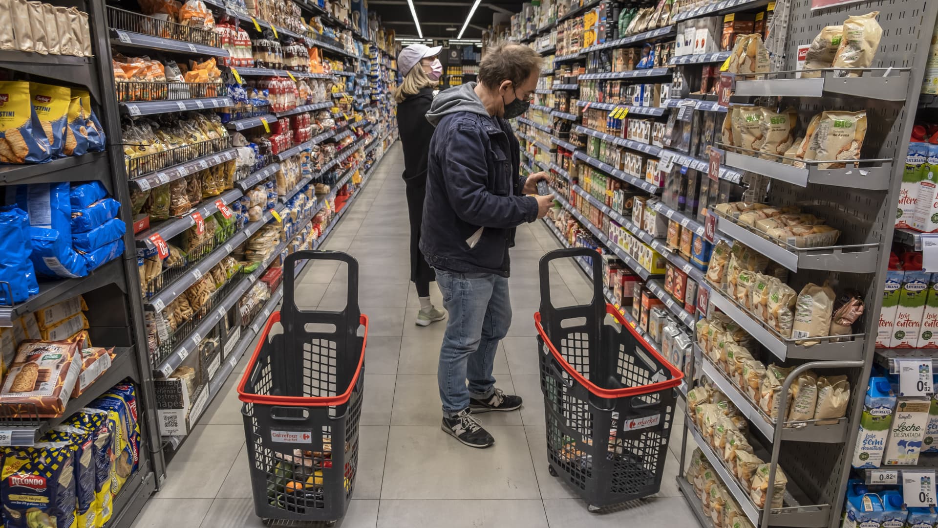 Several customers inside a supermarket in Spain. European sanctions on Russia have prompted an increase in the prices of the most basic food such as oil and cereals.