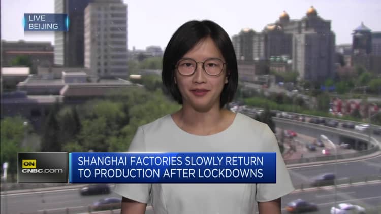 Shanghai's logistical problems are preventing workers from going back to factories