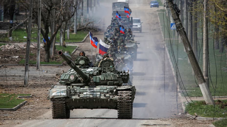 Un convoy blindado de tropas prorrusas avanza por una carretera durante el conflicto Ucrania-Rusia en la ciudad portuaria sureña de Mariupol, Ucrania, el 21 de abril de 2022.