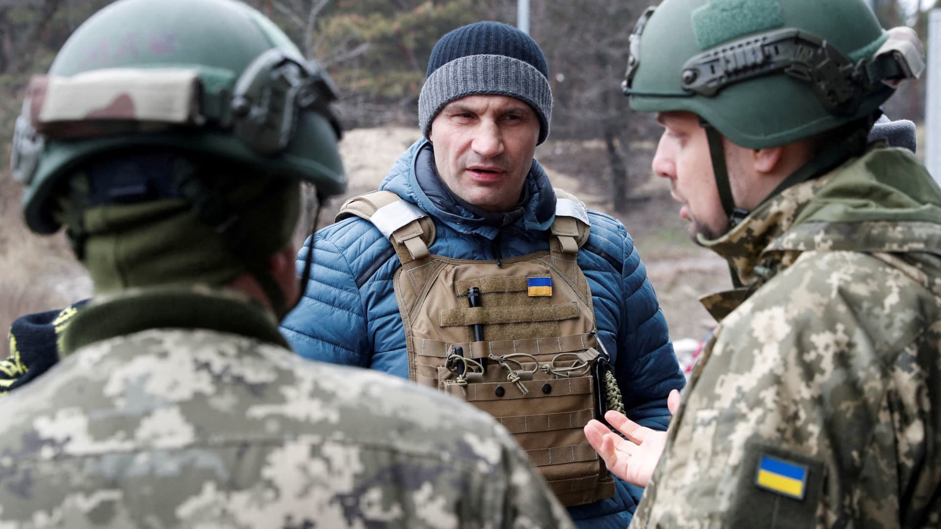 Kyiv Mayor Vitali Klitschko visits a checkpoint of the Ukrainian Territorial Defense Forces in Kyiv on March 6, 2022.