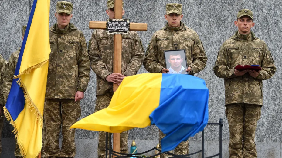 Ukrainian servicemen attend a ceremony at the funeral of Ukrainian serviceman Dmytro Sydoruk, a silver medalist of Invictus Games in Toronto, killed during Russia's invasion, in Lviv, western Ukraine, on April 21, 2022.