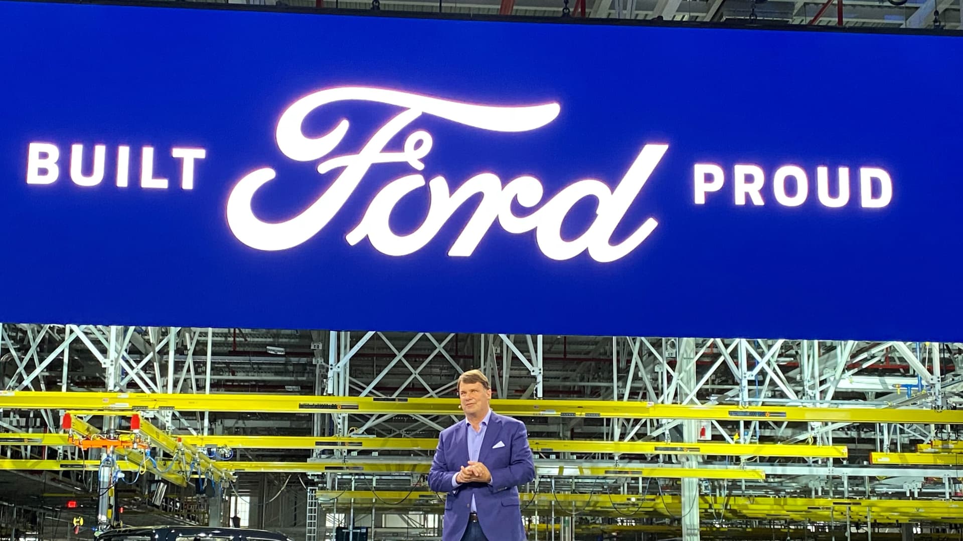 Ford cuts 580 U.S. salaried and contract employees as it restructures to focus on EVs - CNBC
