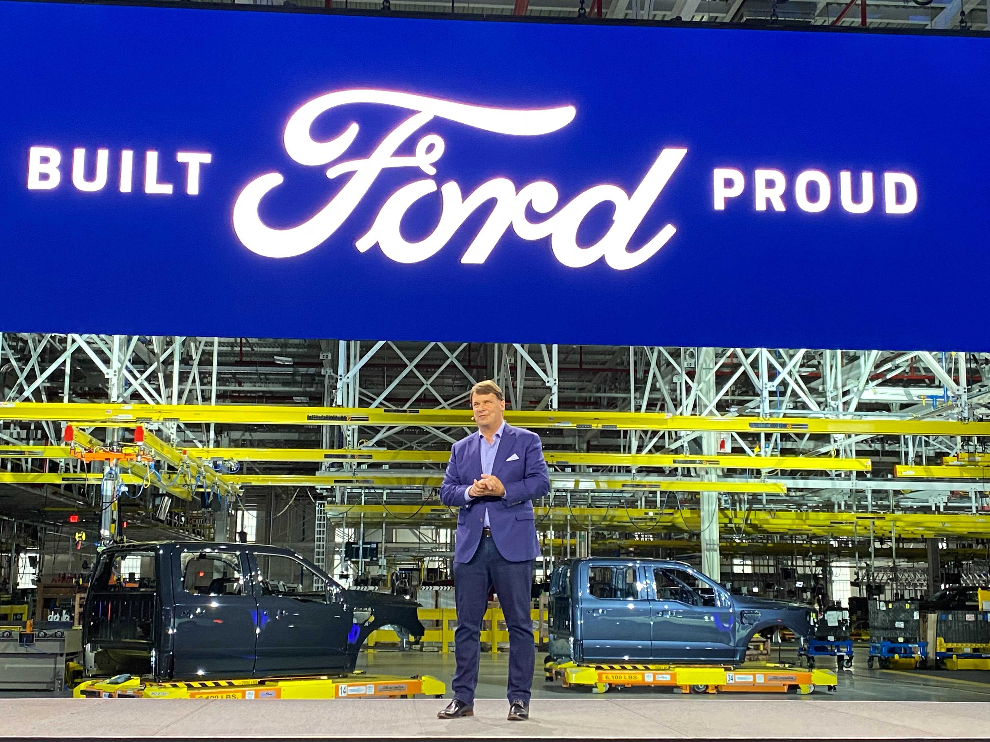 El CEO de Ford debe entregar para el próximo trimestre, o nos quedaremos sin existencias